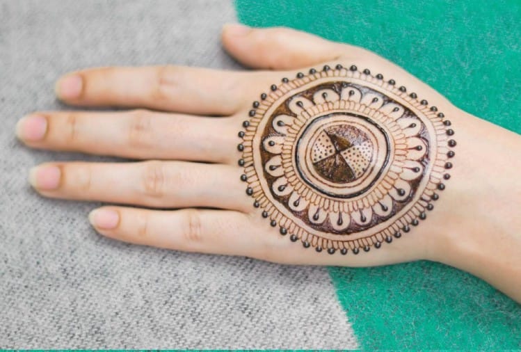 Bhai Dooj 2021:इस भाई दूज बहनें लगाएं ये पांच आसान मेहंदी डिजाइन - Bhai  Dooj 2021 Easy Mehndi Design For Sisters - Amar Ujala Hindi News Live