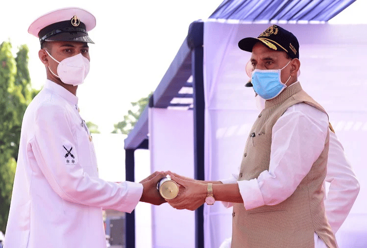 Defense Minister Rajnath Singh gave gallantry award to Subhash Pundir of Panipat