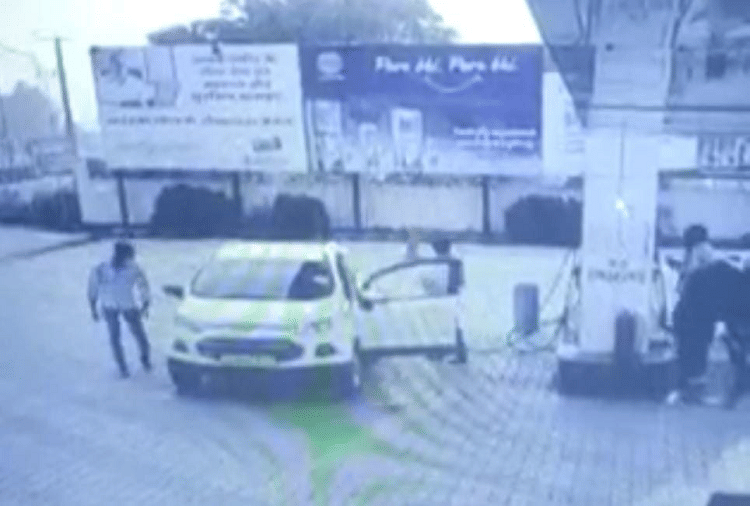 Two youths run after filling diesel worth 14 and a half thousand rupees in Sonipat