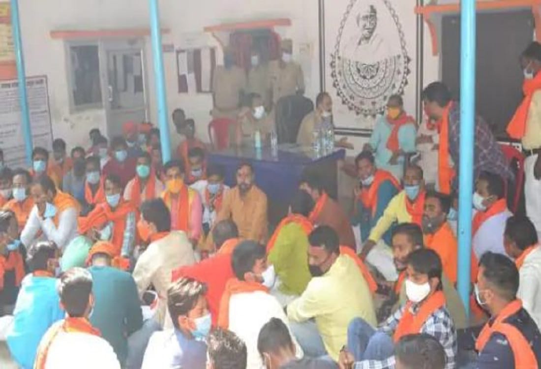 Hindu Yuva Vahini workers protest at sigra police station in varanasi  due to lack of action in knife attack