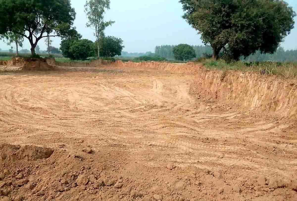 साढ़ थाना क्षेत्र के चिरली गांव में पांडु नदी किनारे किया गया अवैध खनन