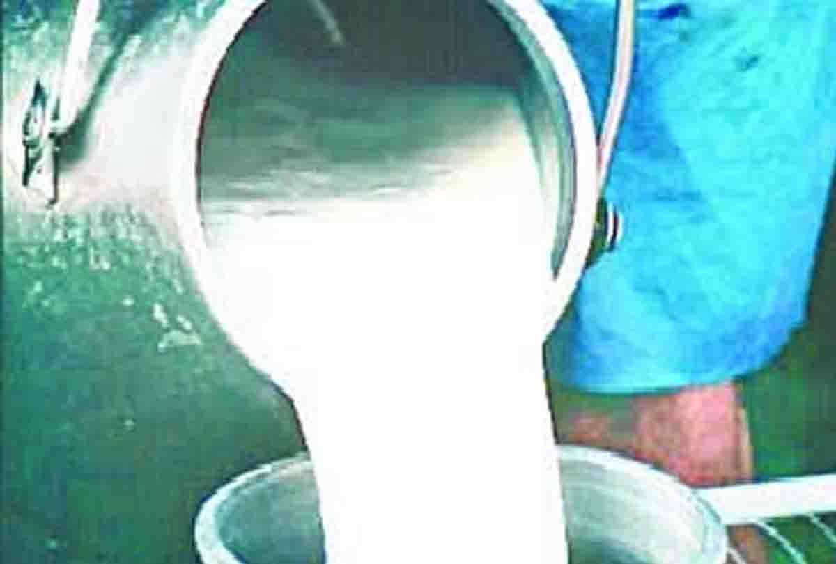 Fatehpur: 15 children fell ill after drinking milk of mid-day meal