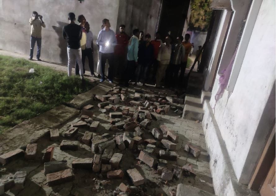 patakha factory blast in jaunpur roof of house blew away with explosion, people were shaken  see photos