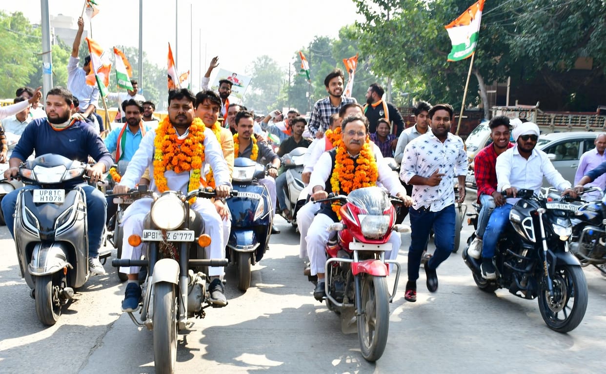 Aligarh: Pratigya Yatra welcomed at Sasni Gate intersection