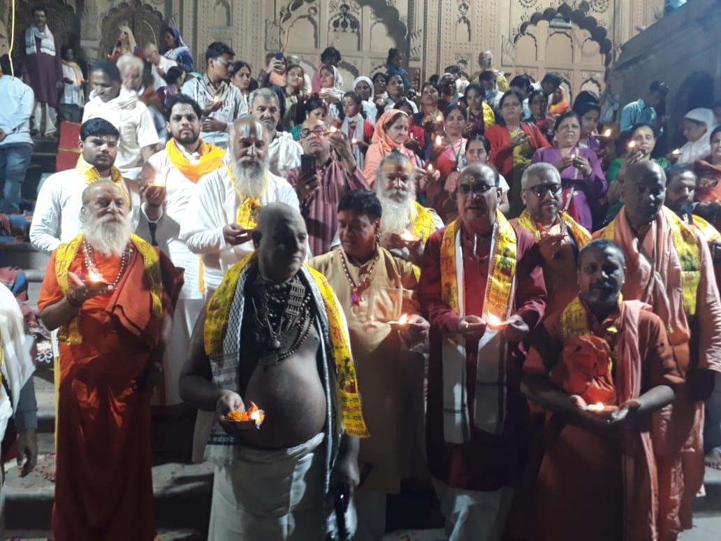 Mathura: Prayer to liberate Shri Krishna's birth place by donating lamps on the ghats of Yamuna