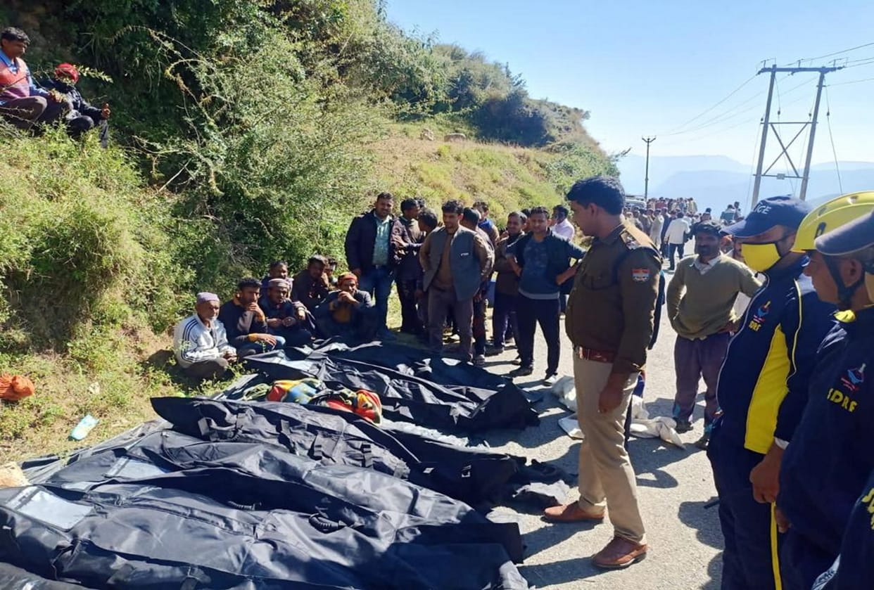 Car accident at himachal uttarakhand border, 13 people including middleaged from Sirmaur died