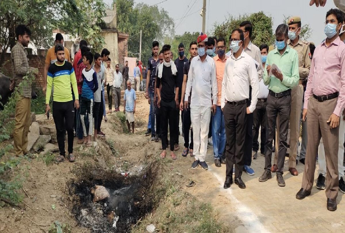 Agra commissioner angry on getting dirt in villages