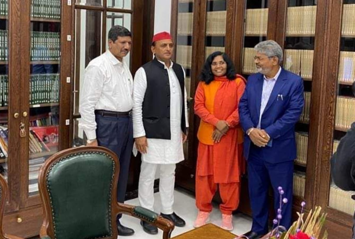 Savitribai Fule meets to Akhilesh Yadav in Lucknow.