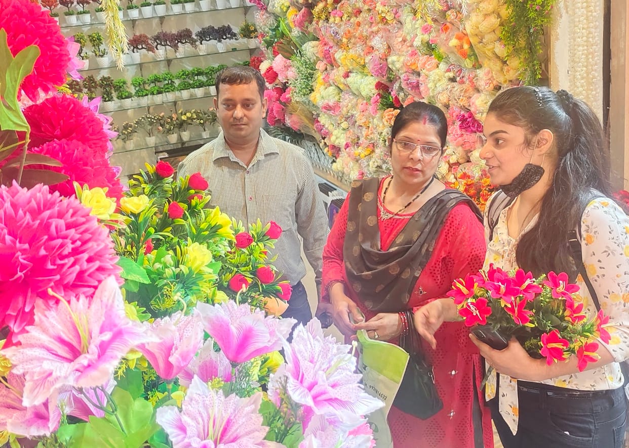 Artificial flowers and furnishings attracting customers