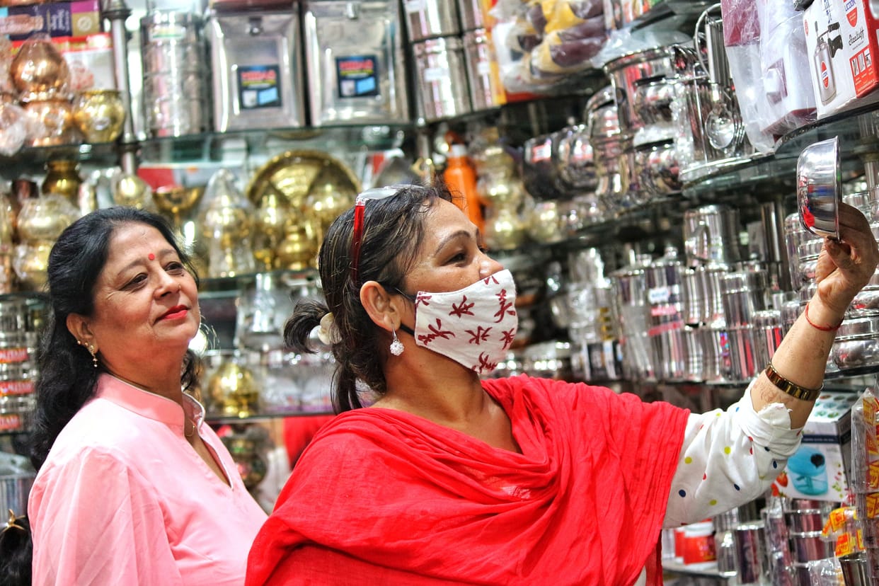 Delhi: Shopping of stainless steel utensils in full swing