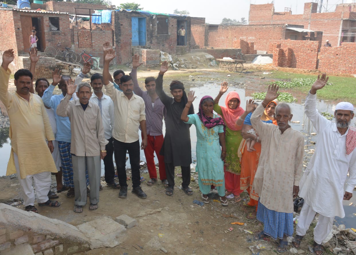 People of Abbas Nagar protested, sloganeering