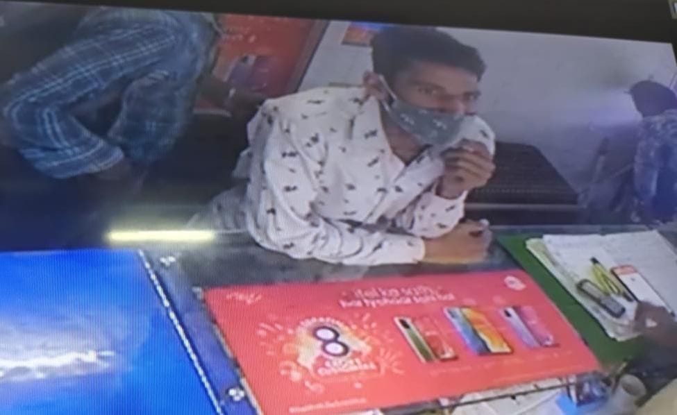 The theft took place at a few steps from the police post, the police arrived after half an hour