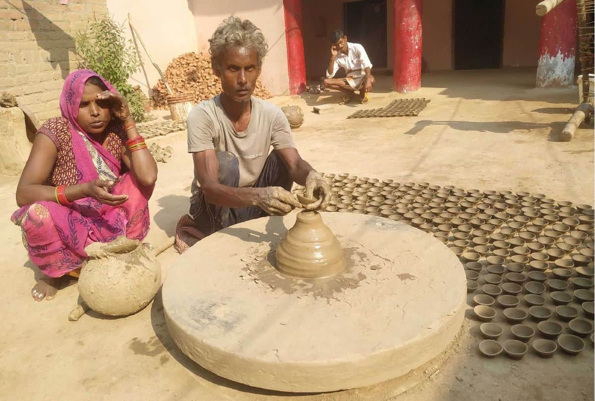 blind potter naresh making diyas for Diwali 2021 in agra