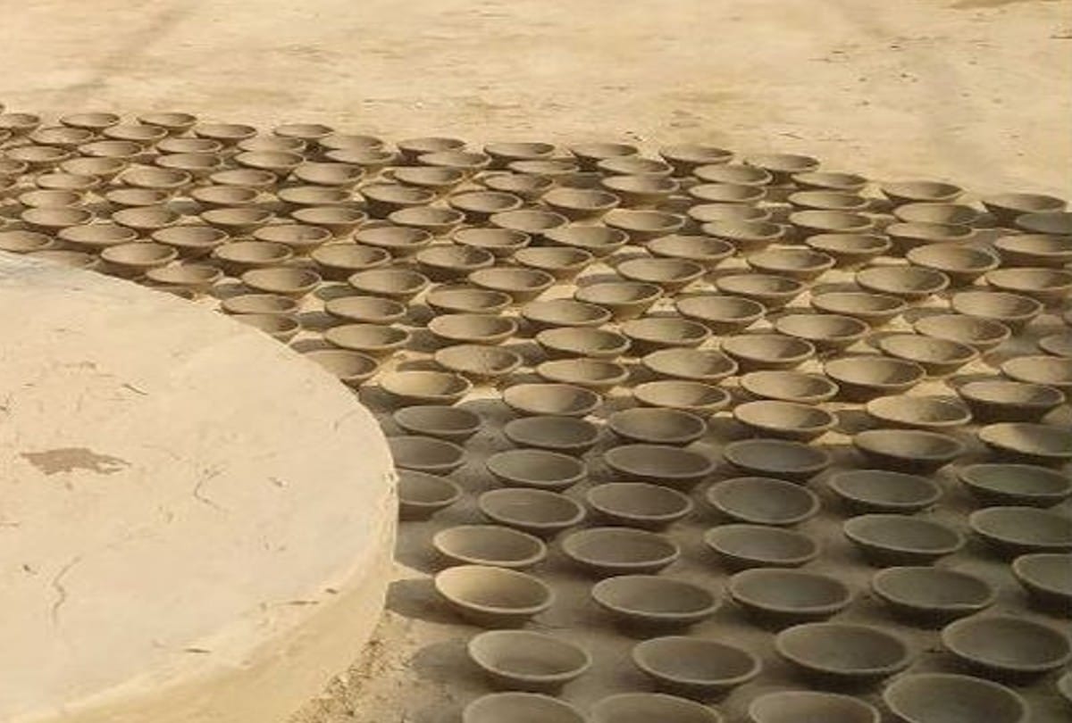 blind potter naresh making diyas for Diwali 2021 in agra
