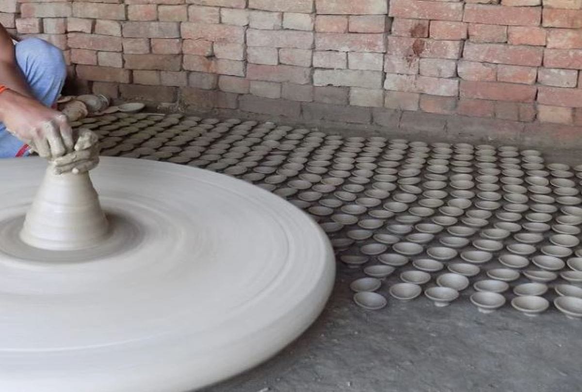blind potter naresh making diyas for Diwali 2021 in agra