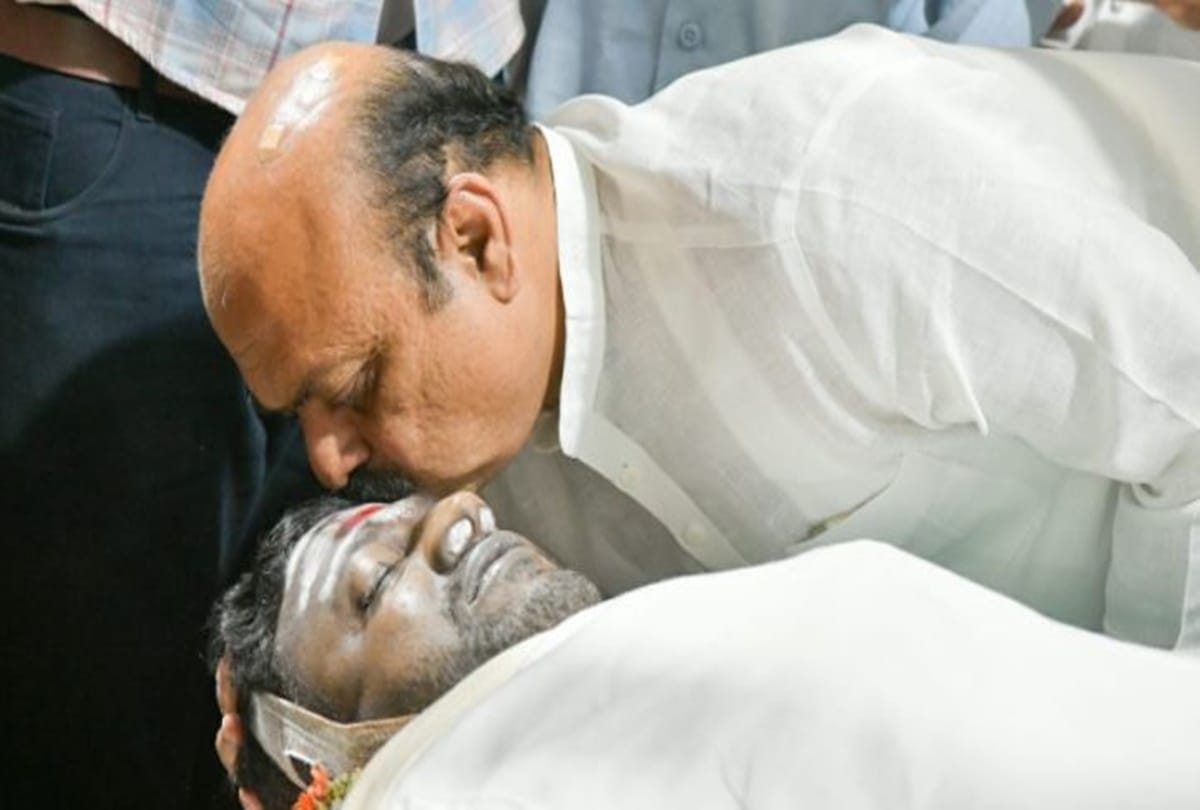 puneeth rajkumar death funeral today latest news update Puneeth rajkumar mortal remains placed at kanteerava stadium fans in large number gathered to pay respect
