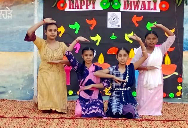 School children gave the message of celebrating Green Diwali