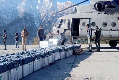 हेलीकॉप्टर से पांगी से चंबा भेजीं ईवीएम मशीनें