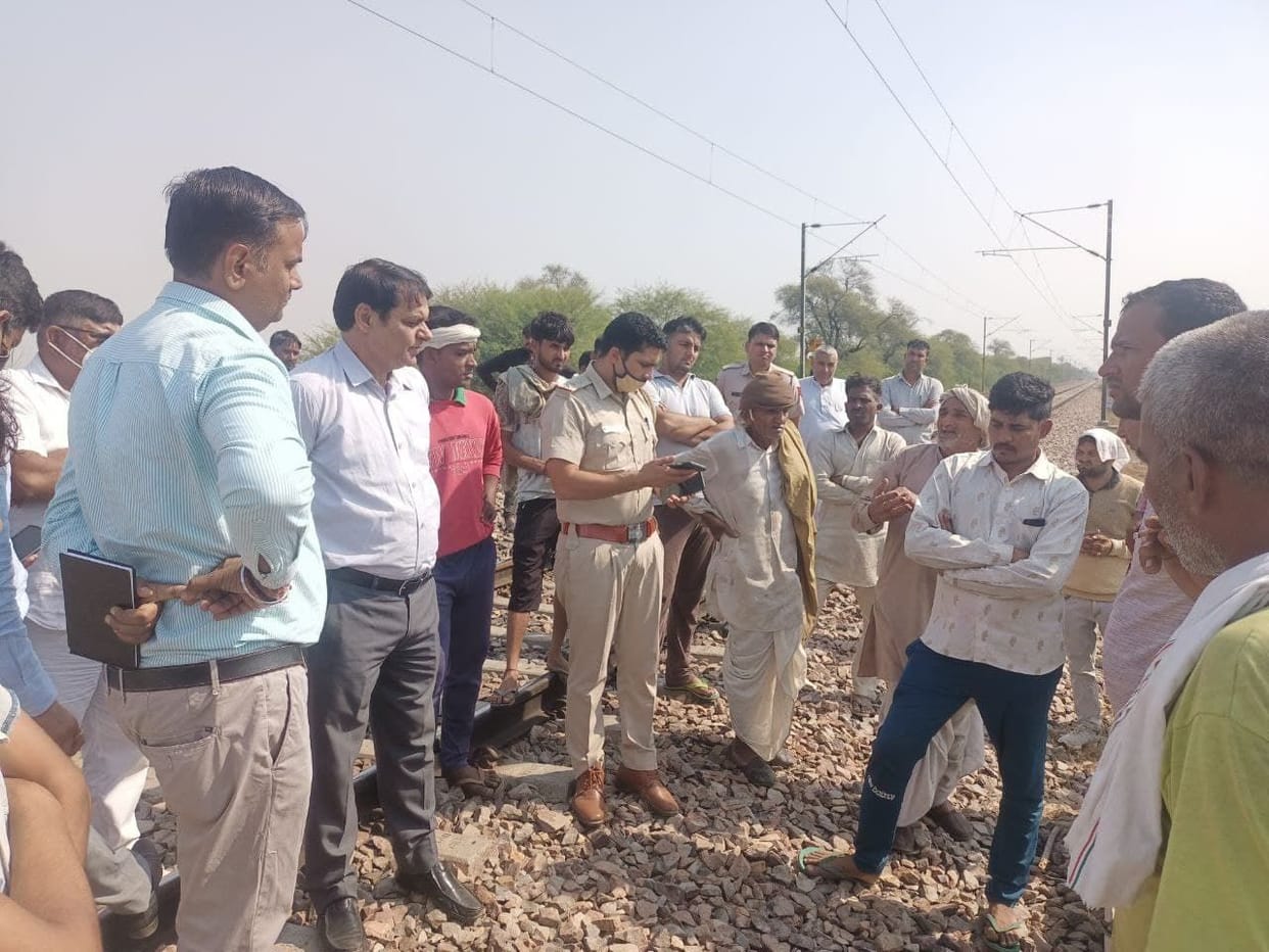 The team reached to open the siphon to drain the water from the fields, the farmers refused