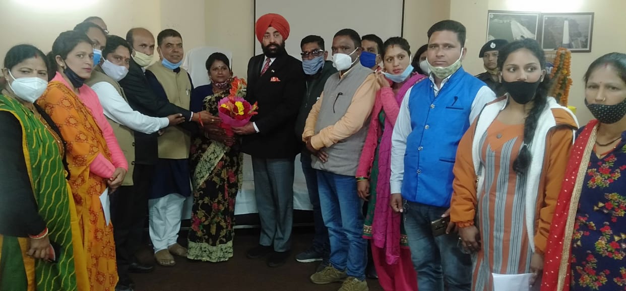 'People's representatives and officials should work together for the development of the state'