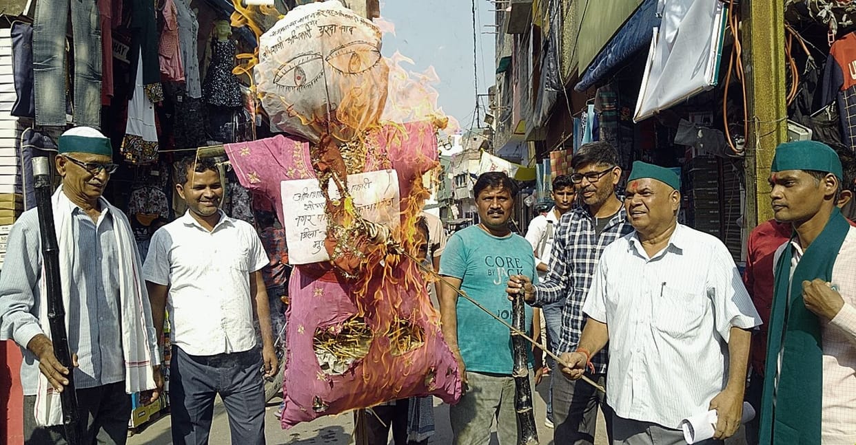 Farmer leaders burnt the effigy of EO