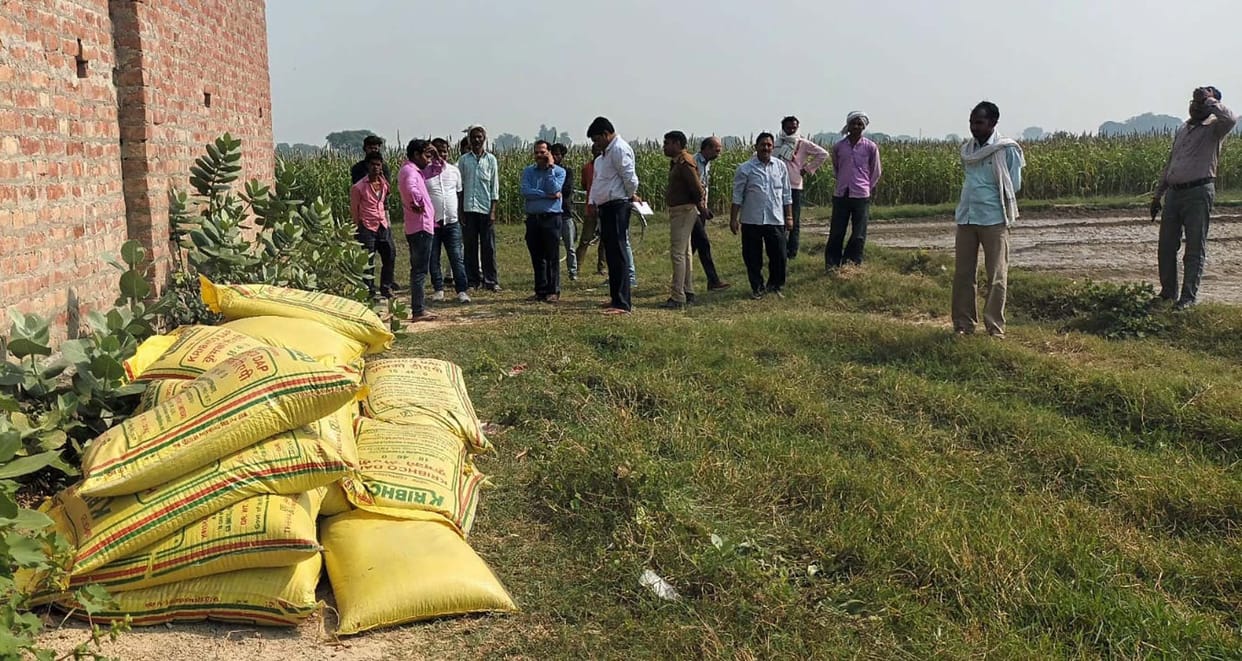 District Agriculture Officer arrived on the complaint of giving fake fertilizers