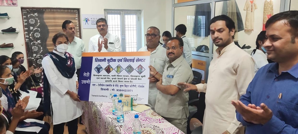 Mathura: Distribute certificates to young men and women who have been trained