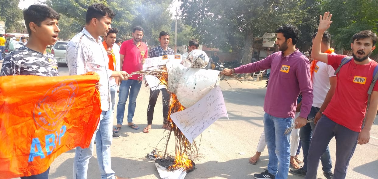 Protest against deadly attack on worker, effigy burnt