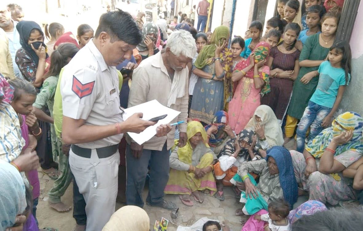 Girl dies due to high tension line, family jammed by placing dead body on Hodal-Hasanpur road