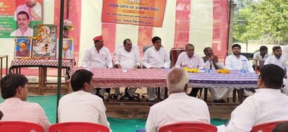 कार्यक्रम में शामिल सपाई।