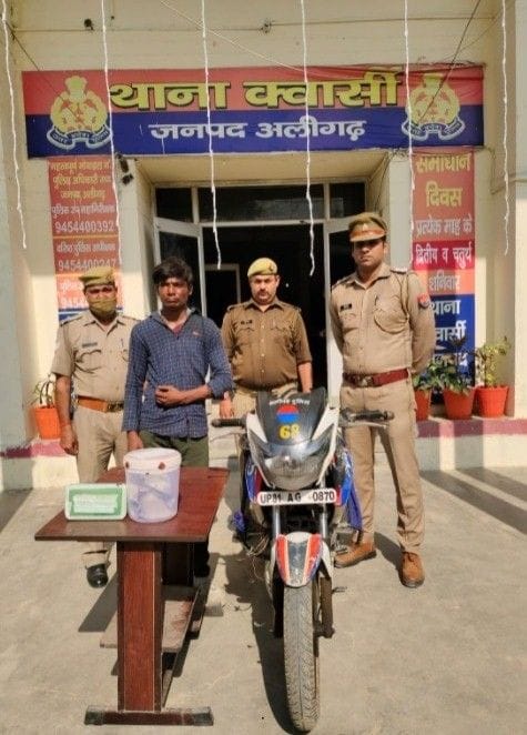 Aligarh: The youth of the drunken Dibai took the police's leopard bike
