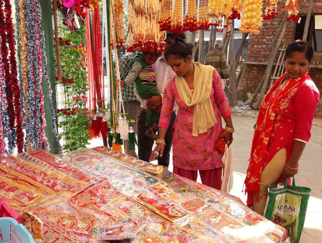 Brightness in the markets, scattered glow of indigenous goods