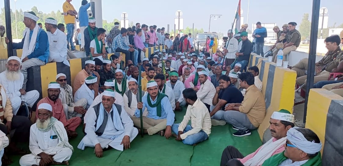 Farmers protest at toll plaza