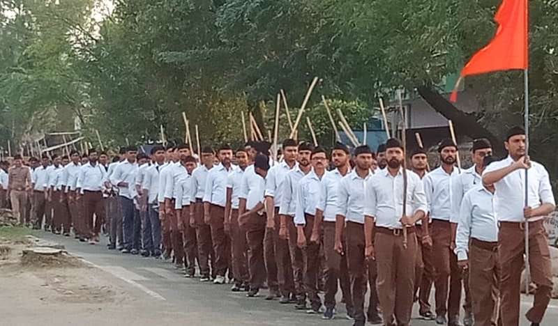 Volunteers came out to give the message of nation building