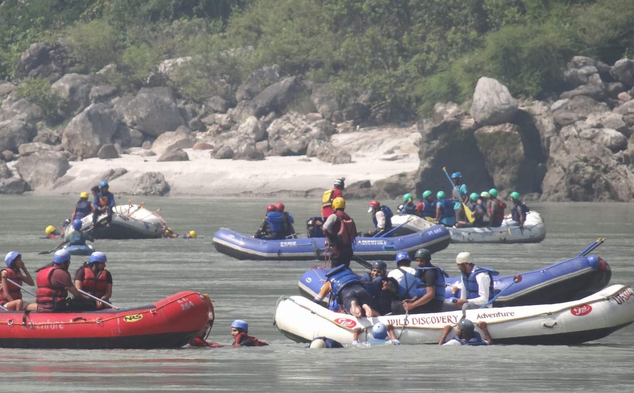 Tourists enjoy rafting on weekends
