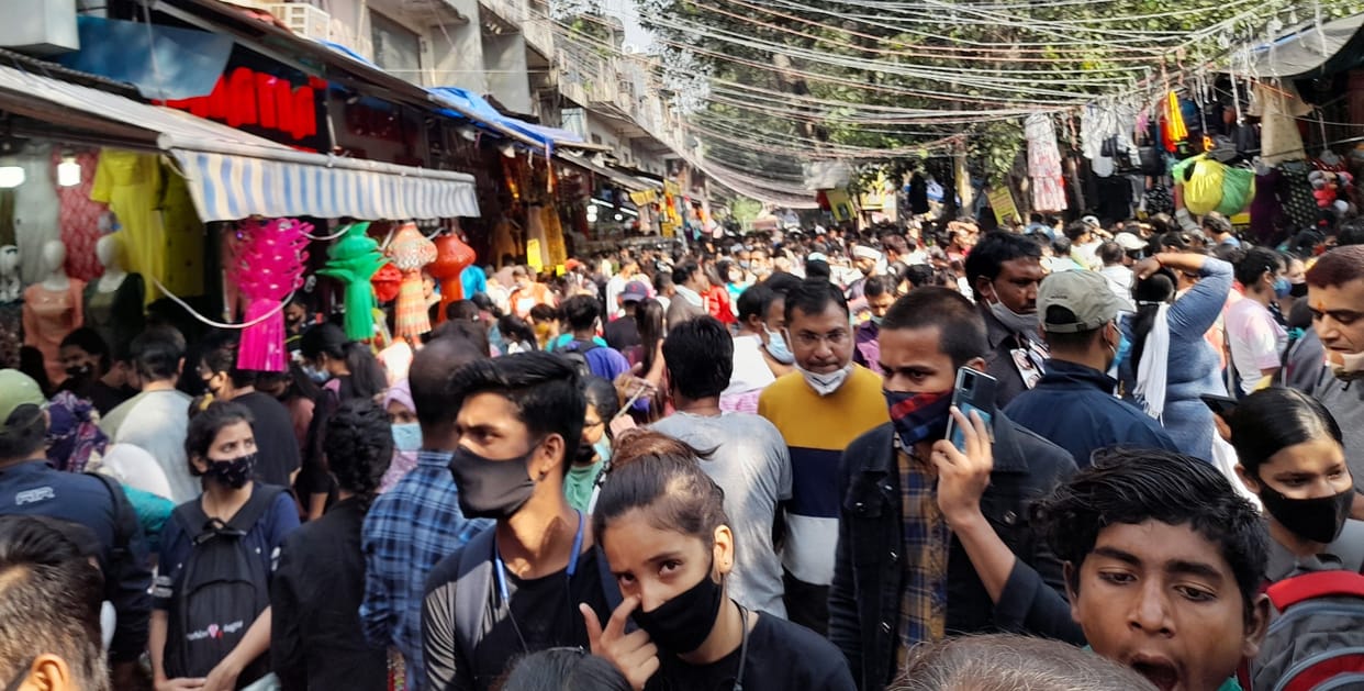 Corona forgot Delhi in festivals, social distance reduced by 50 percent, revealed in survey