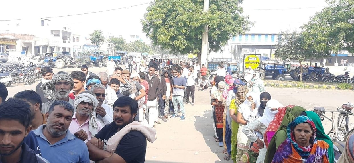 Fight for DAP, scuffle among farmers waiting for their turn