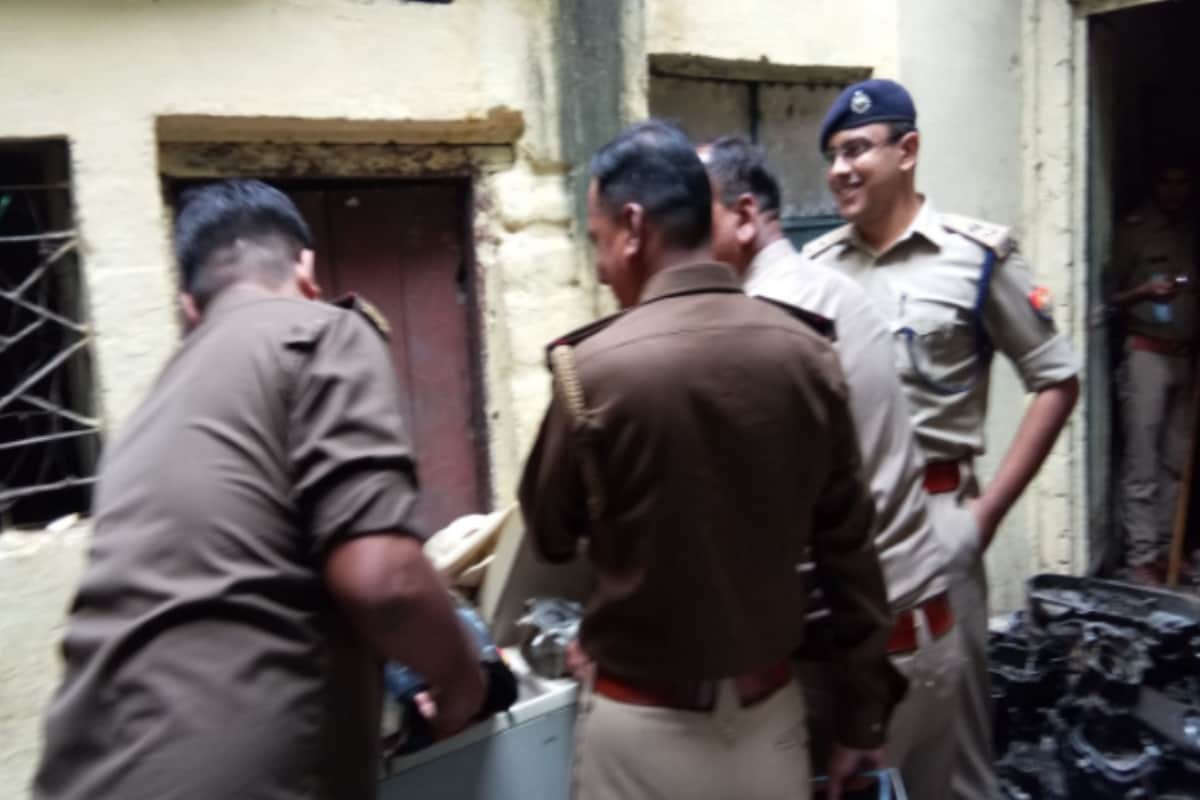 Secrets of junk are being revealed in Meerut and the police is not successful in catching the accused and see photos