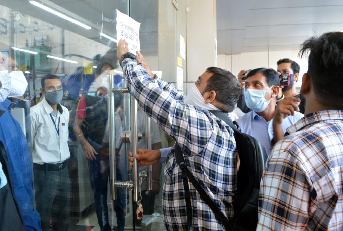 Showroom sealed in Jammu for encroachment, people who came to shop for two hours were trapped inside, fierce ruckus