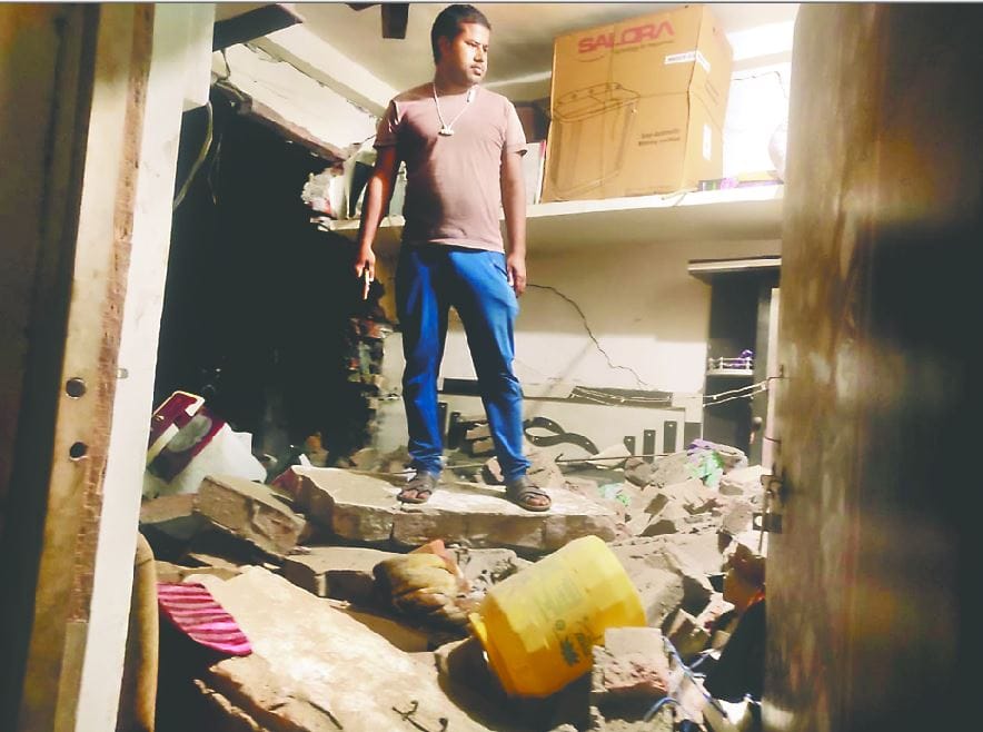 patakha factory blast in jaunpur roof of house blew away with explosion, people were shaken  see photos