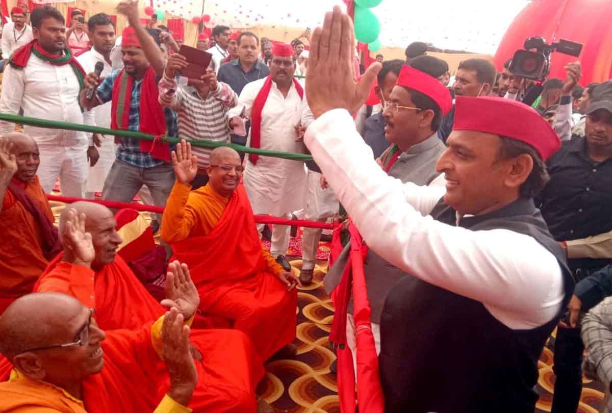 Akhilesh Yadav reaches Hardoi with Samajwadi Vijay Rath Yatra, meets Buddhist monks
