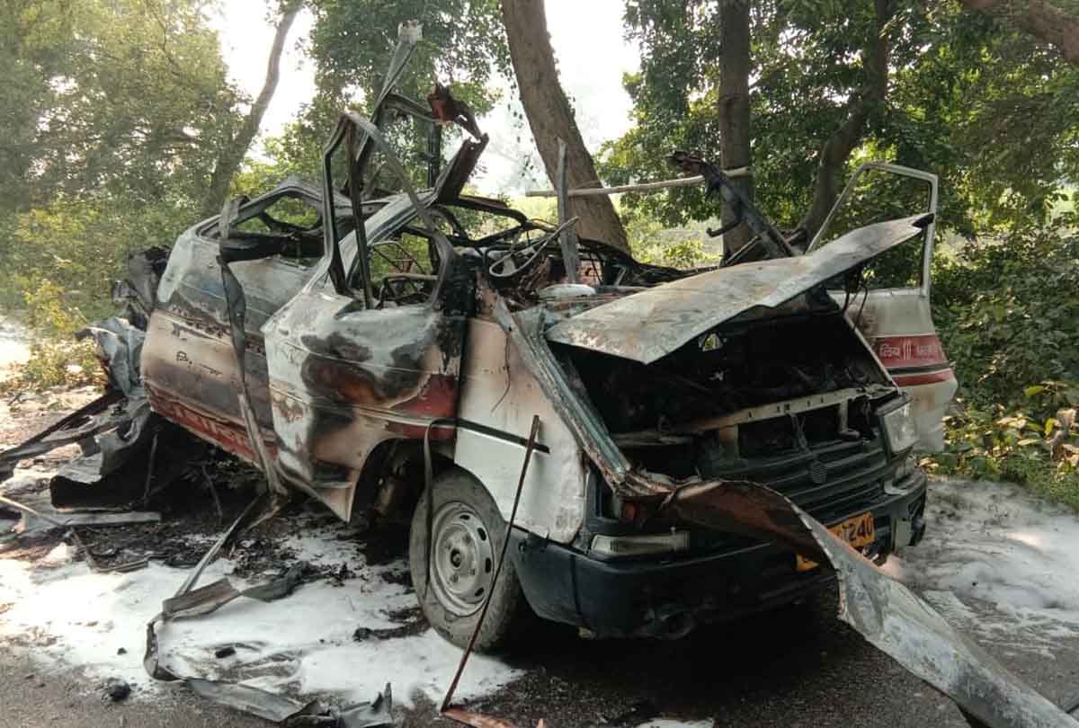 UP: Oxygen cylinder burst due to fire in ambulance in Hardoi, three injured