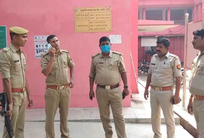 मौके पर मौजूद पुलिस