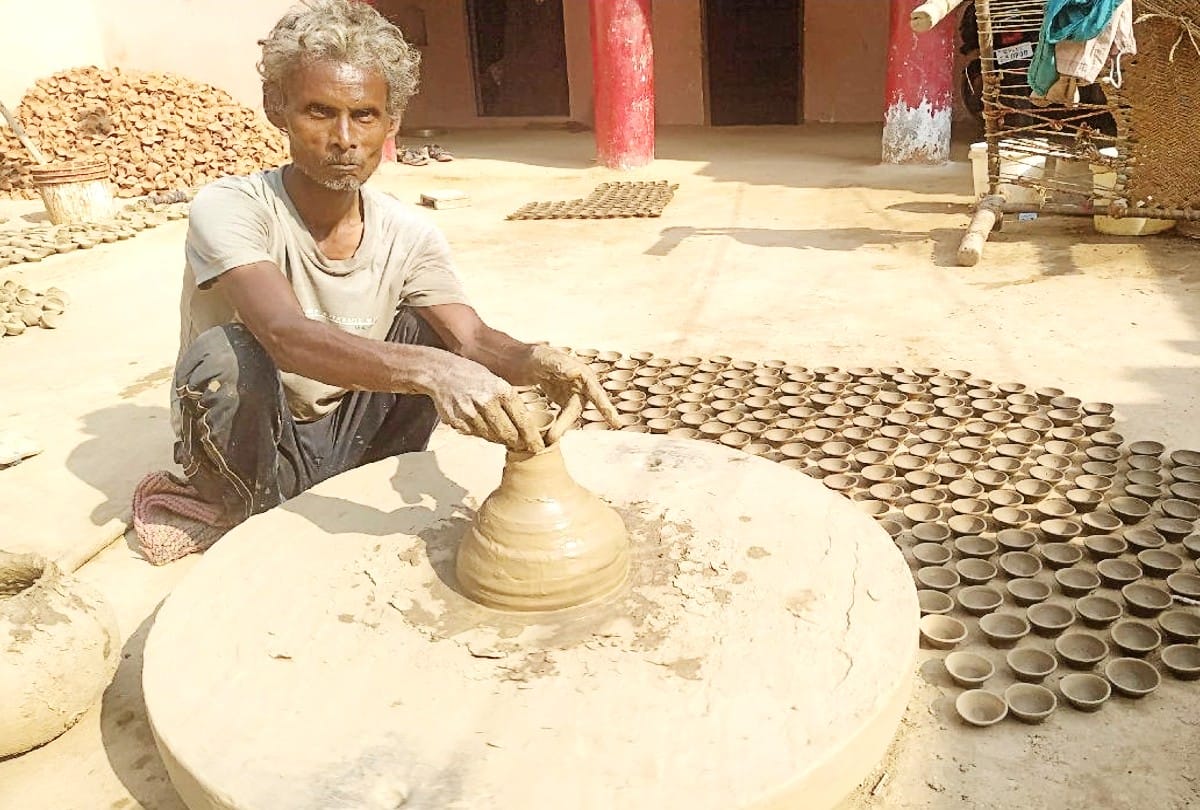 blind potter naresh making diyas for Diwali 2021 in agra