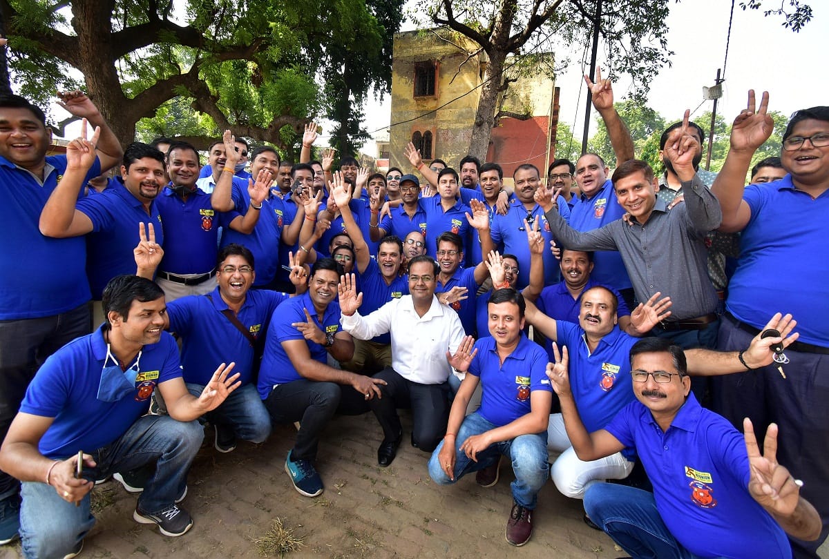 After two and a half decades, the entire students searched the walls of the school