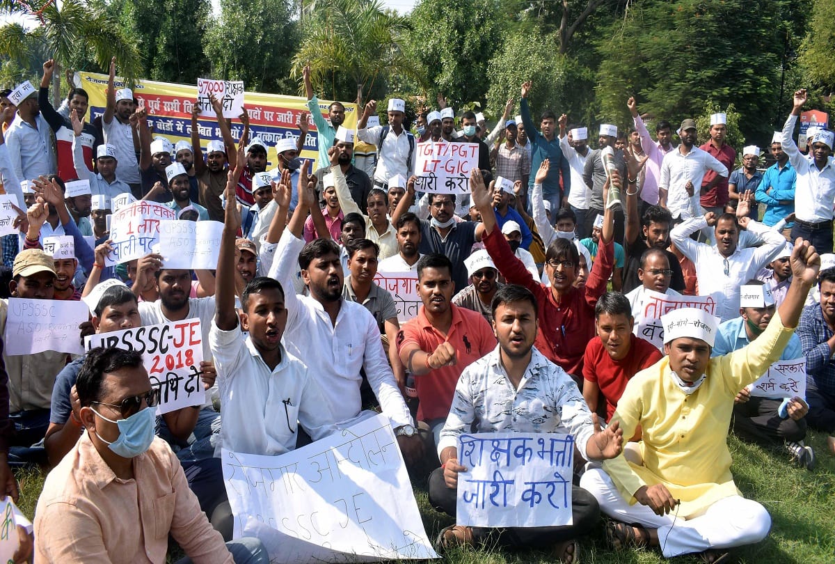 Prayagraj: Youth on the road for employment, demand to issue recruitment advertisements on vacant posts