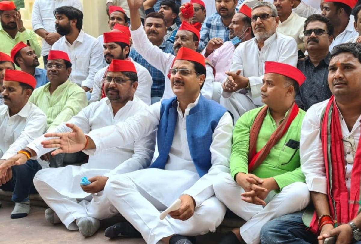 Samajwadi Party MLA Rakesh Pratap Singh resigned.