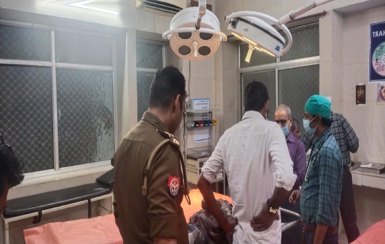 Road accident in varanasi overspeed Innova hit auto in Varanasi four passengers injured police arrived after half an hour