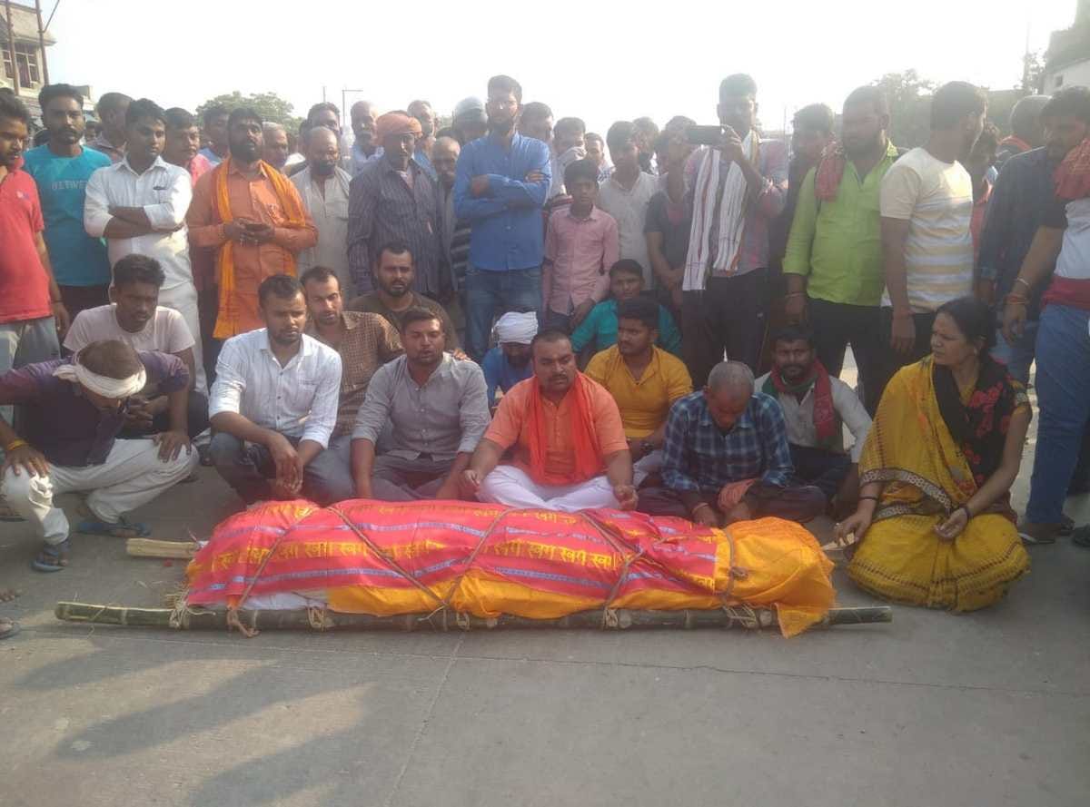 man murder in love affair family Jam imposed by placing dead body on road in Mau