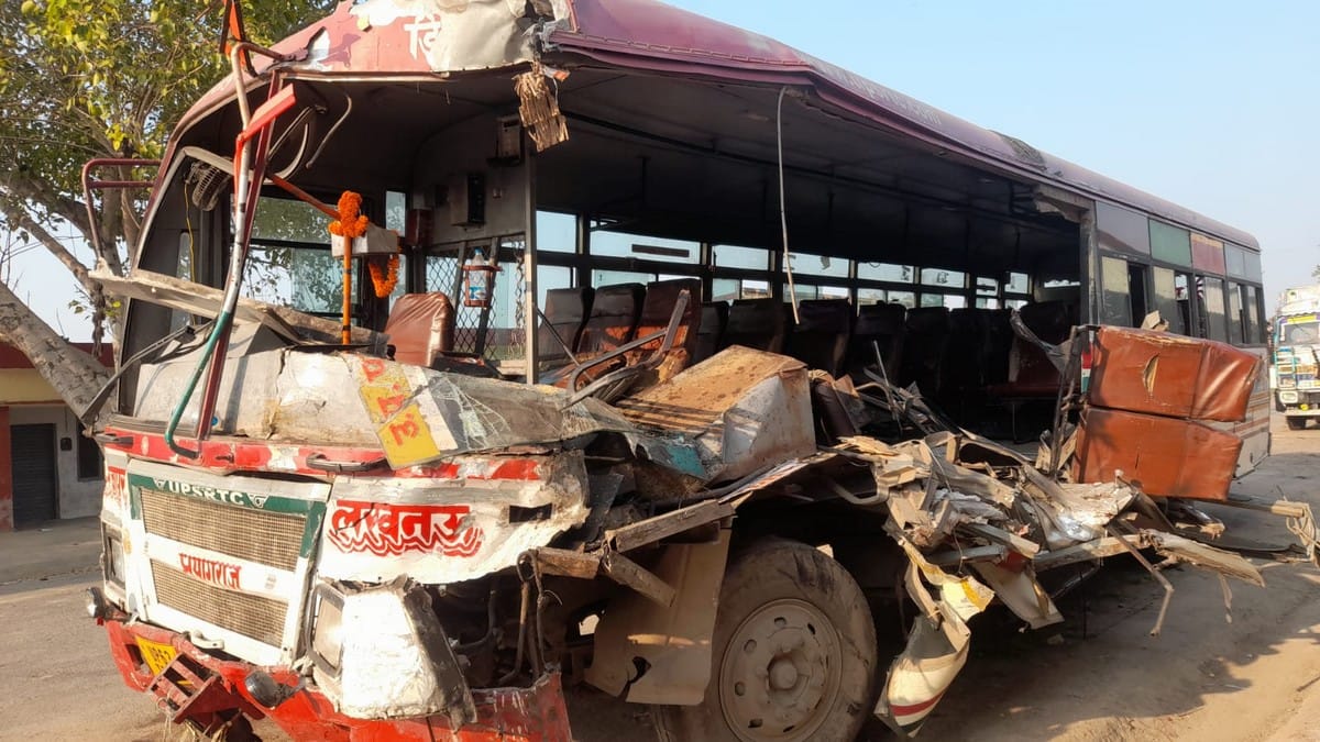 truck collided with roadways bus woman constable husband died other injured in jaunpur